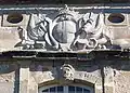 Les armes de la famille de Lordat, situées sur le fronton du château.