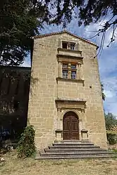 L'entrée de la partie Renaissance, avec sa fenêtre à meneaux et sa porte ornée.