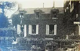 Première Guerre mondiale, juillet 1915.Henry et Hélène Standish accueillent les blessés de 1914 à 1918, au château de Montjoye.M. Standish est le second personnage, appuyé sur une canne, sur le seuil de la porte.