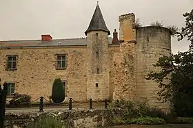 Façade, tour octogonale et vestiges du château de Rohan.