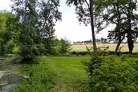 Château de la Rivière et ferme vus de l'Eure.