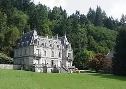 Le château (avant l'incendie) avec la chapelle à droite.