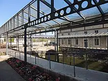 Photographie présentant le cloître d'eau du château des Carmes.