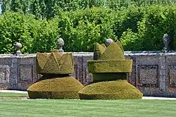 Avant-cour, Pièces d'échec.