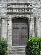 L'église paroissiale Saint-Pierre : vue extérieure, le portail de style Renaissance.