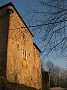 Le corps principal de Tour de Gy (Ain), avec ses fenêtres à meneaux.