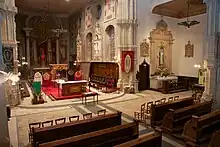 Le chœur ; à droite vers la chapelle de la Vierge.