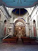 Chœur de la Platé avec son baldaquin et aussi sa chaire à gauche et sa grande coupole.