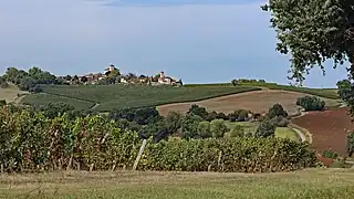 Le village sur sa colline.