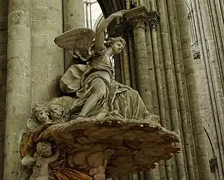 L'ange du sommet pointe son index vers le ciel.