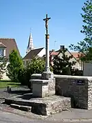 Le calvaire de Chamant, près de l'école.