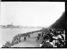Une foule sur un quai