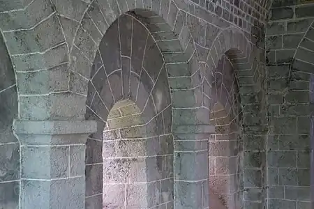 Arcs aveugles du mur nord de la nef.