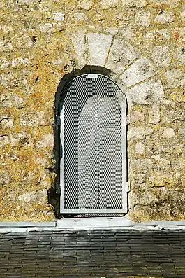 Fenêtre de la deuxième travée de la nef romane.