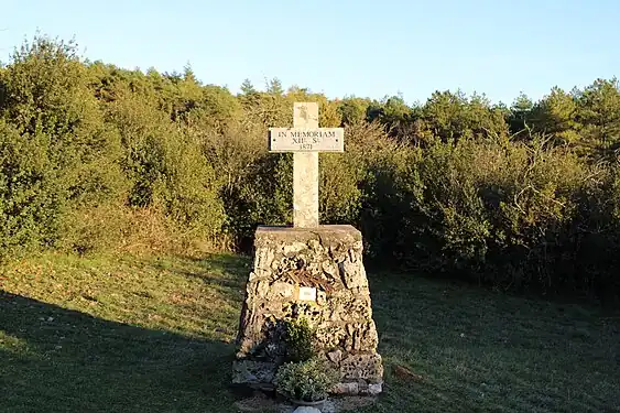 Une croix de chemin à côté