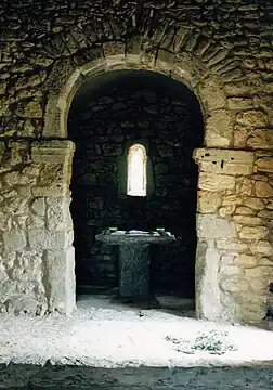 Arc triomphal outrepassé de Saint-Laurent de Moussan (Aude).