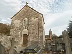 Chapelle romane de Vieuxville et église actuelle