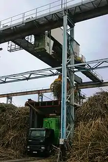 Chargement d'un cachalot sur le site de l'ancienne usine de Beaufonds.