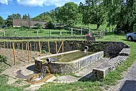 La fontaine-lavoir.
