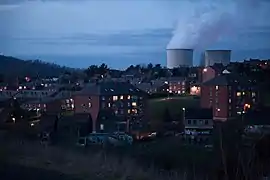 Vue de nuit avec les tours de refroidissement.