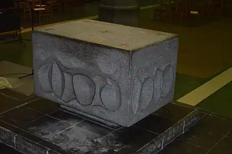 Autel de l'église Saint-Joseph de Charleroi (1967), depuis juin 2018 dans la chapelle Notre-Dame de Heigne à Jumet.