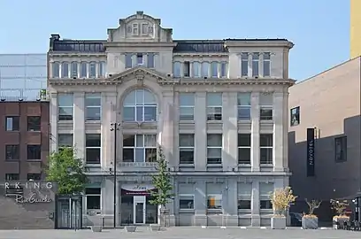 Siège de l'IFAPME dans les bâtiments de l'ancienne Banque de Charleroi construits par Émile Devreux vers 1930.