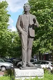 Statue par Alphonse Darville.