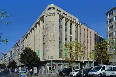 Notre Maison (1950) par Simon Brigode et Jules Laurent. Bas relief par Harry Elstrøm.