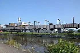 Station vue depuis les berges de la Sambre.