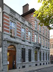 photo en couleur d'une maison de style éclectique