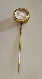 Épingle à cravate ornée d'un chamois.