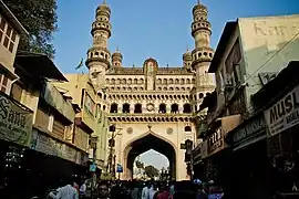 Rue commerçante du Laad Bazaar, avec le Charminar en perspective.
