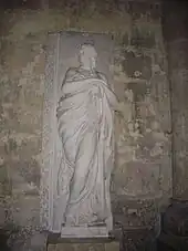 Statue allégorique de l'Espérance appuyée sur une ancre marine, cathédrale Notre-Dame de Chartres.