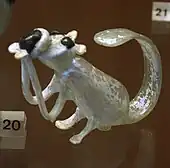 Chat ou écureuil. Verre blanc et verre bleu. L. 9,6 cm. Empire romain. Musée des Beaux-Arts de Lyon
