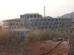 Le château d'eau dit «&nbsp;château Mayo-Darlé&nbsp;», sur les contreforts du pic Mindif, à Loubour.