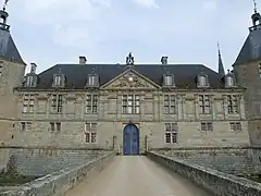 La façade ouest et le pont de pierre