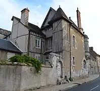 Maison du XVIe siècle à l'angle de la rue de la Cuirasserie et de la rue des Huileries.
