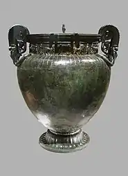 Cratère de Vix, années 530. Bronze, H. 163&nbsp;cm. Musée du Pays châtillonnais