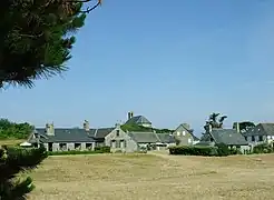 La chapelle Notre-Dame-des-Victoires dominant les habitations.