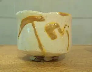 Coupe à thé (chawan) blanche à décor au pinceau, terre cuite glaçurée. XXe&nbsp;siècle.