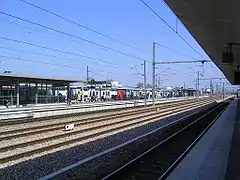 La gare avec son nouveau plan de voies, comprenant 2&nbsp;voies centrales (aptes à 220&nbsp;km/h) et 4&nbsp;voies à quai.