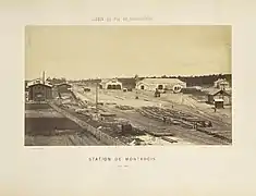 Bâtiments annexes et faisceau de voies de service en cours d'installation, en juillet 1861.