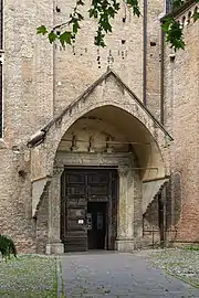 Portail latéral sur le flanc droit de 1422.