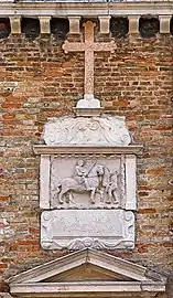 Bas-relief représentant le saint,  au-dessus de l'entrée de l’oratoire sur la façade principale (XVe&nbsp;siècle).