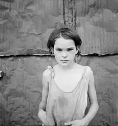 Une enfant photographiée à Elm Grove, Oklahoma, pendant la Grande Dépression.