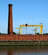 Au premier plan, une ancienne cheminée de l'usine Sirocco Works