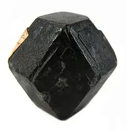 Pseudomorphose de grenat en chlorite.Taille : 3,5&nbsp;×&nbsp;3,1&nbsp;×&nbsp;2,7&nbsp;cm.Mine Michigamme, comté de Marquette, États-Unis.