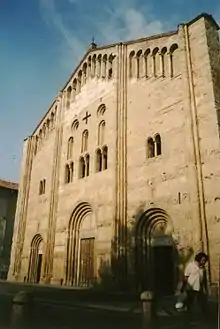 Façade à double pente d'une église à trois nefs : Basilique San Michele Maggiore à Pavie