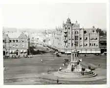 Le bâtiment (avec sa tour d'angle et sa coupole en bronze) nouvellement achevé en 1905