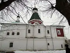 Une des façades de l'église de l'Intercession à Alexandrov avec son podklet/ par  Shakko (hiver 2014)